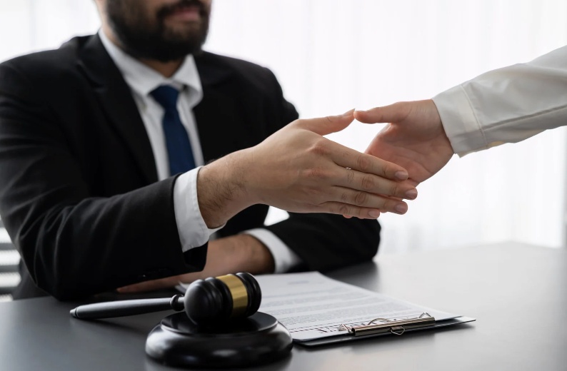 Abogado Corporativo dándose la mano